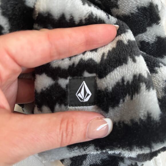Volcom Fuzzy Gray Animal Print Scarf - Picture 5 of 5